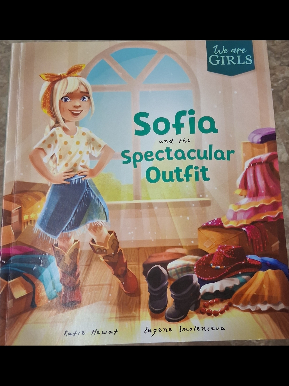 New Sofia and the Spectacular Outfit Book